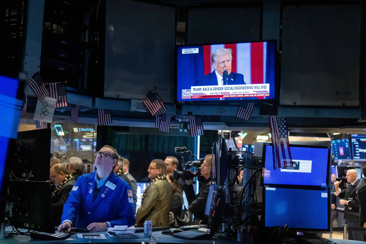 Dow Jones Futuro sobe após Trump impor tarifa de 25% sobre importação de automóveis