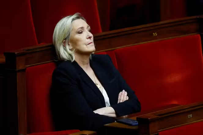França proíbe Marine Le Pen de concorrer por 5 anos, ameaçando sua participação nas eleições