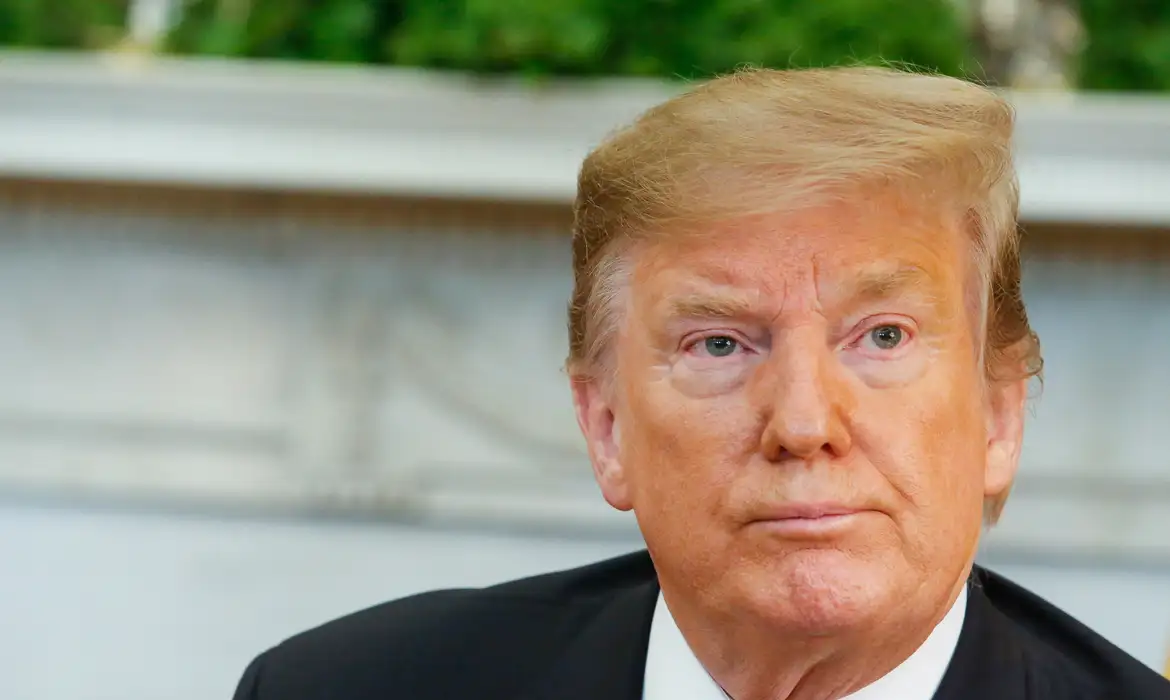 Trump afirma que tarifa deixará carro mais caro, mas diz “não se importar”