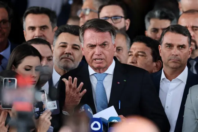 Julgamento de Bolsonaro pode aumentar sua popularidade e dividir o Brasil, diz FT