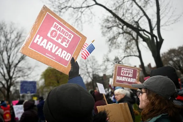 Harvard recusa atender às exigências de Trump, e governo congela mais de US$ 2 bilhões em recursos.