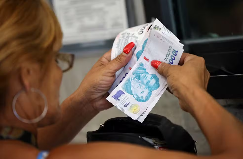 Após adoção de câmbio flutuante, peso despenca na Argentina