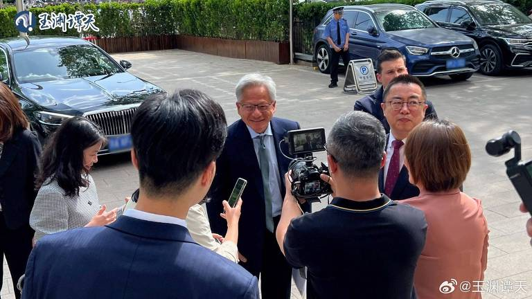 Proibido por Trump de vender chip à China, CEO da Nvidia aparece em Pequim
