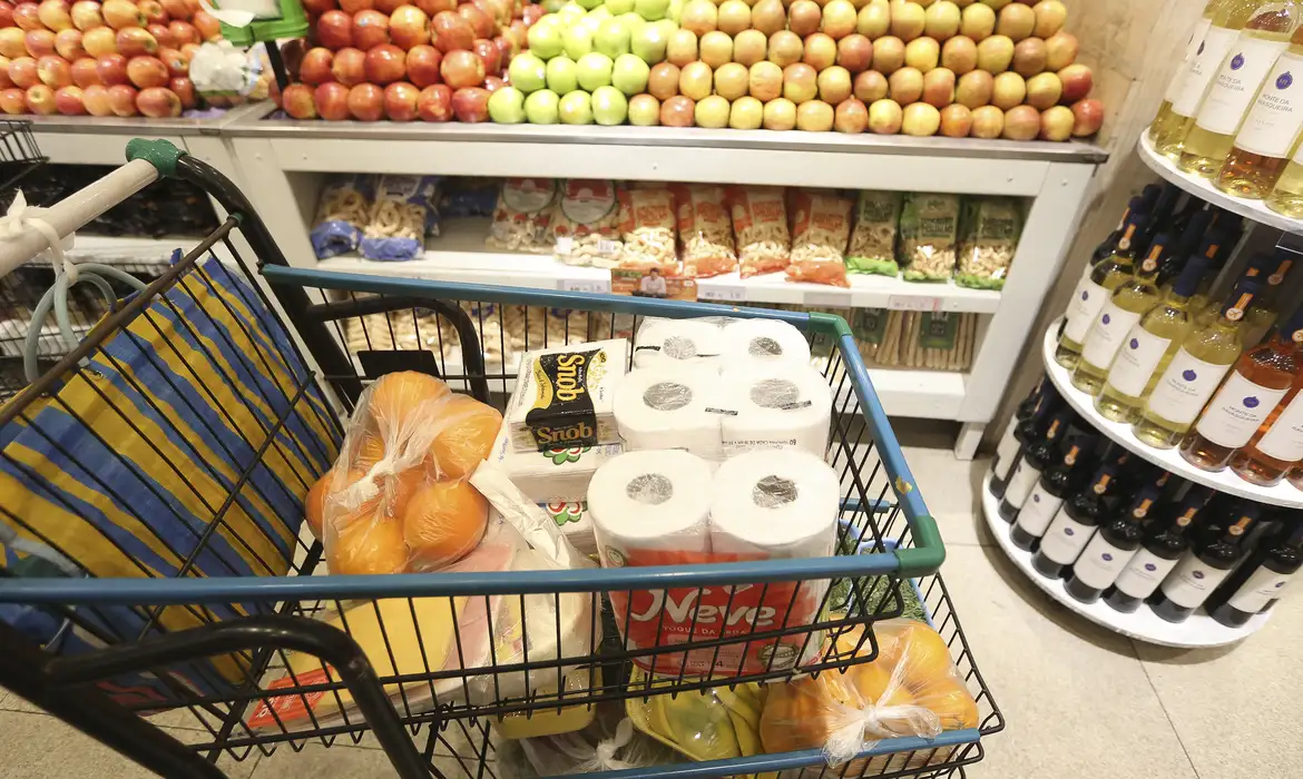 Prévia da inflação de abril fica em 0,43%, puxada pelos alimentos