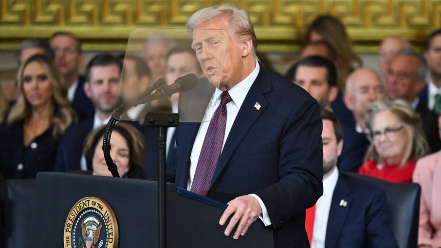 Trump chama juízes de comunistas e fala em ‘revolução do bom senso’ em comício de 100 dias