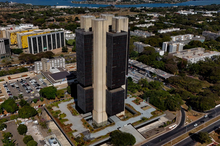 Dívida pública bruta do Brasil cai e atinge 75,9% do PIB em março, mostra BC