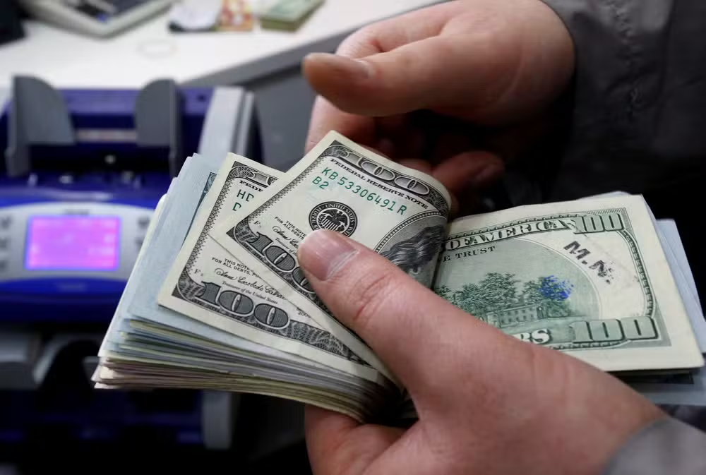 Dólar opera em alta, à espera de anúncio de Trump sobre tarifaço global; Ibovespa cai