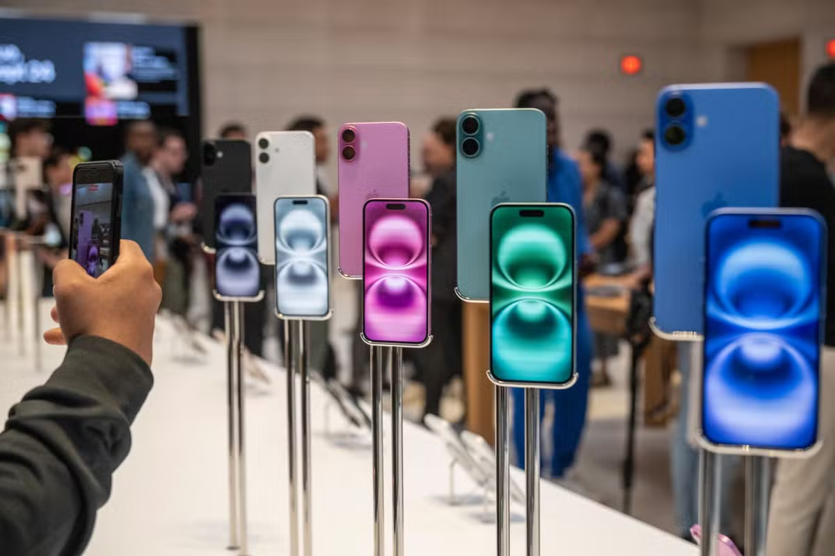 Lojas lotadas: Americanos correm para comprar iPhones antes de tarifa entrar em vigor