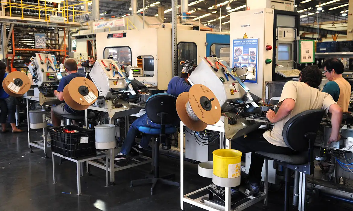 IBGE: produção industrial registra queda em sete de 15 regiões analisadas em fevereiro