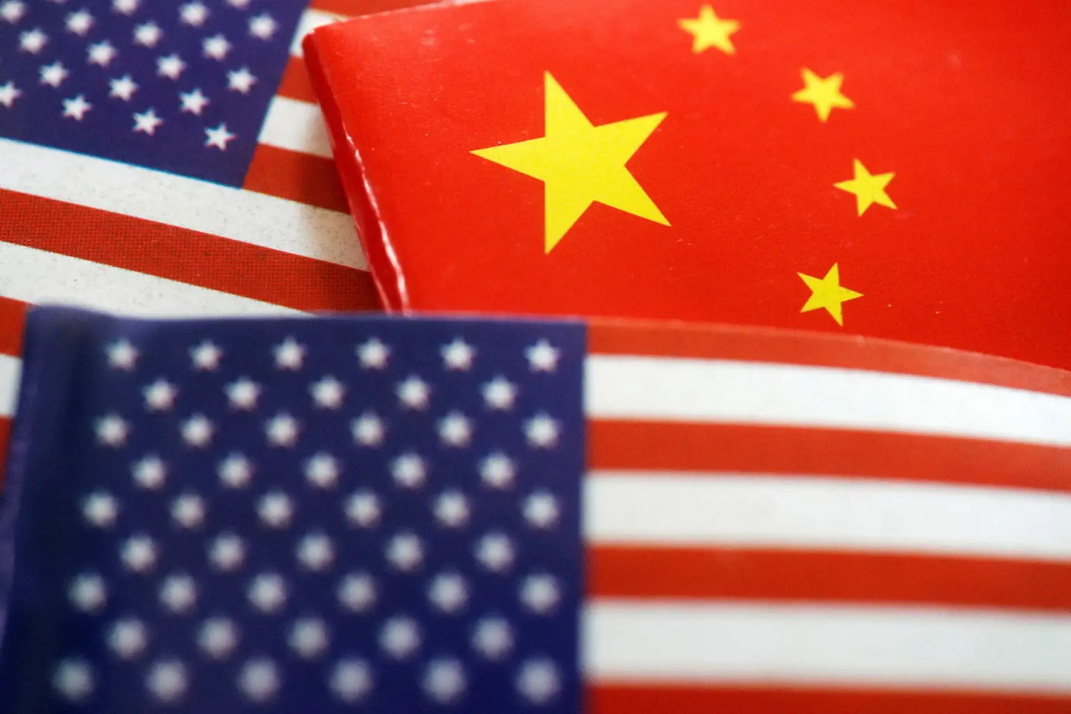 China impõe restrições a 18 empresas e entidades dos EUA