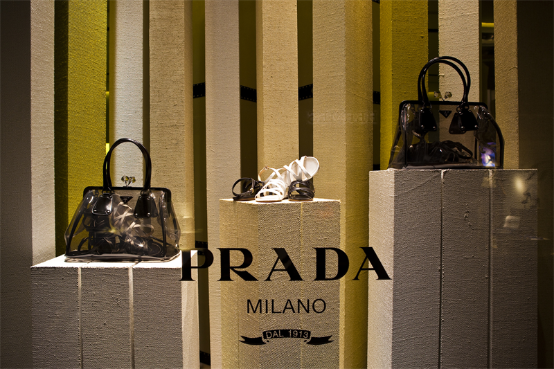 Prada paga US$ 1,38 bi pela Versace, com desconto de US$ 200 milhões