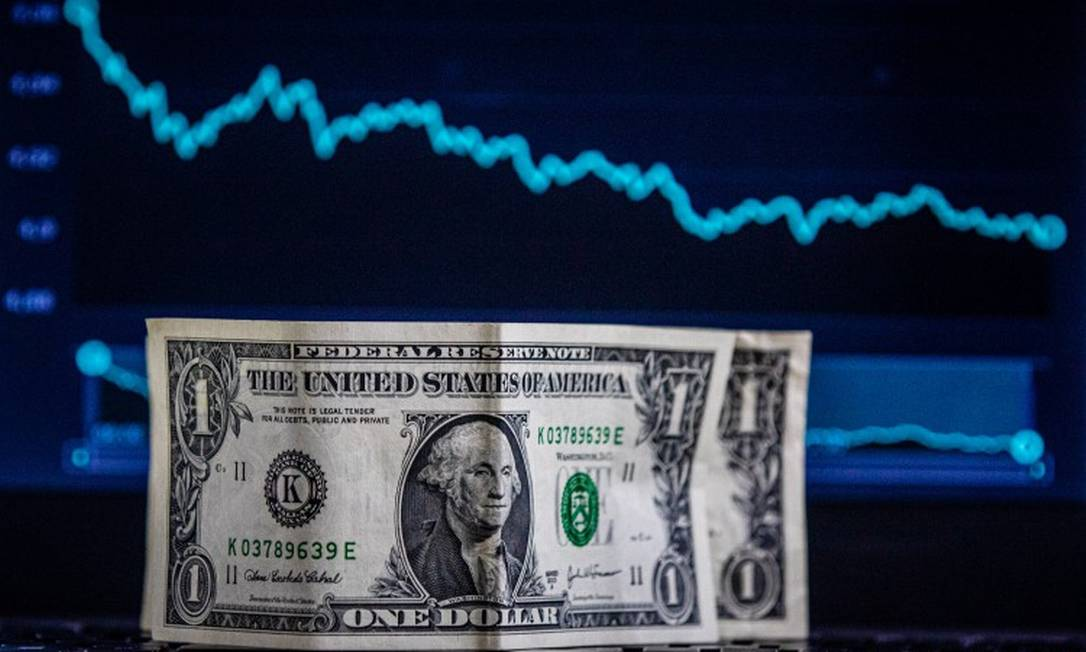Dólar opera em queda, abaixo dos R$ 5,60, após chegar ao menor valor desde outubro; Ibovespa cai