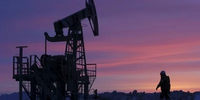 Petróleo despenca com esperanças dos EUA e do Irã enquanto alta de ações estagna