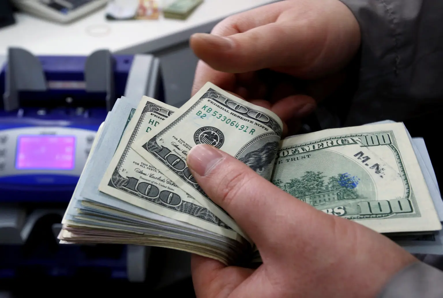 Perigo ou oportunidade? O que muda na tese do dólar após rebaixamento dos EUA