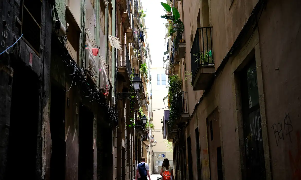 Espanha Bloqueia Mais de 65 Mil Anúncios de Aluguéis de Temporada