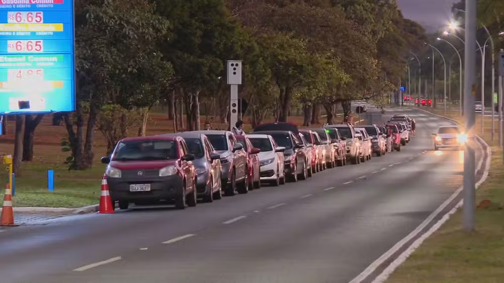 Dia livre de impostos: motoristas madrugam e fazem fila para abastecer com gasolina a R$ 4,52 no DF