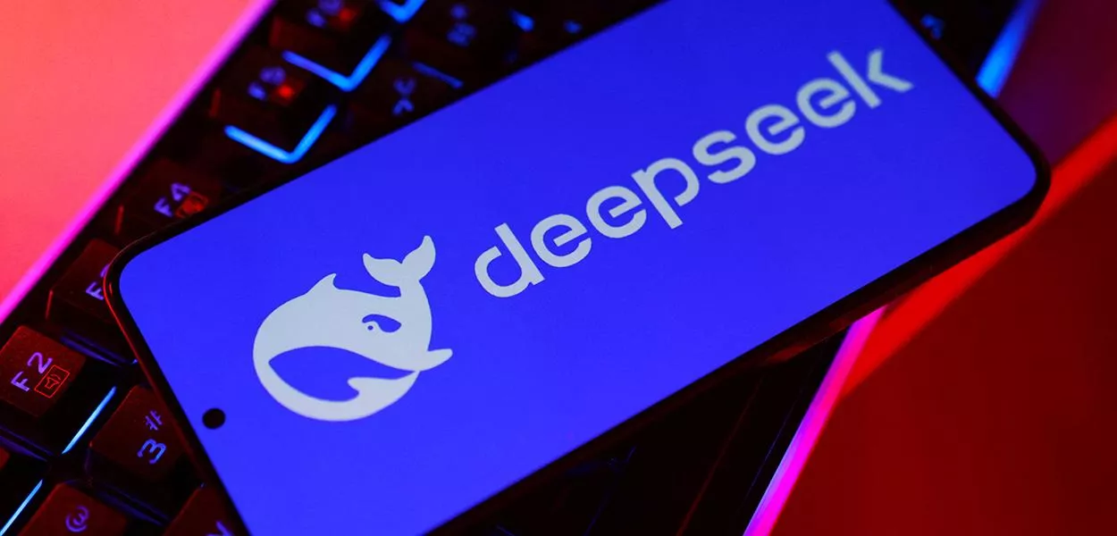 DeepSeek pressiona rivais norte-americanas com atualização do modelo R1