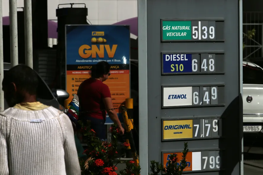 Preço do diesel fica mais barato nas refinarias a partir de hoje; entenda impacto na bomba