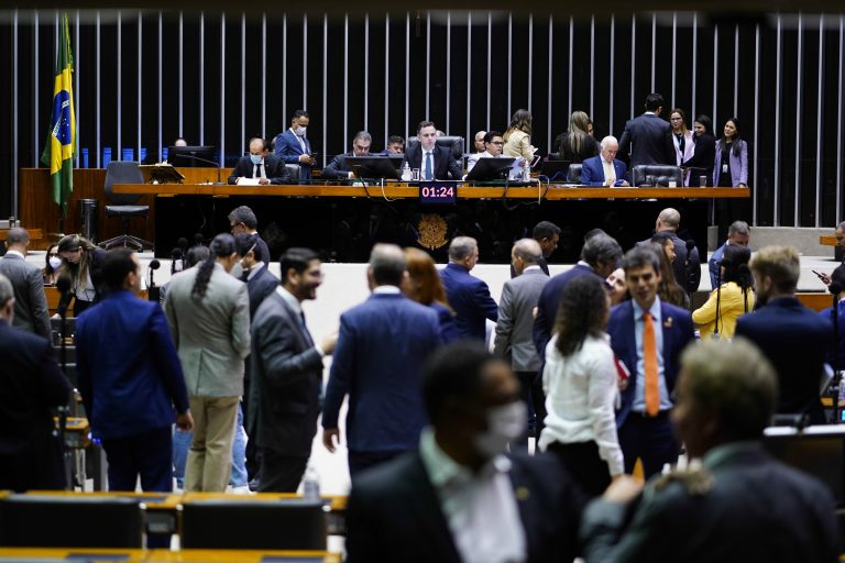 Derrubada da ação penal contra Ramagem e Bolsonaro escala tensão entre Câmara e STF