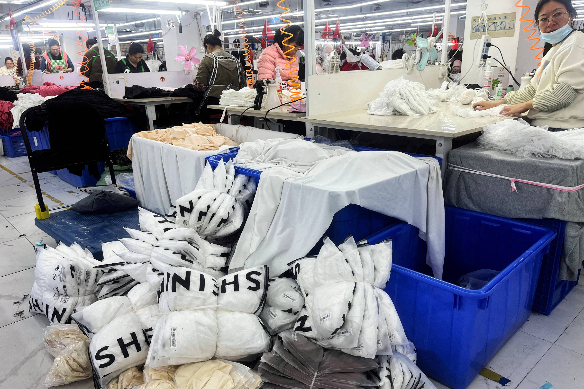 Fábricas Chinesas Buscam Novos Destinos com Mão de Obra Barata