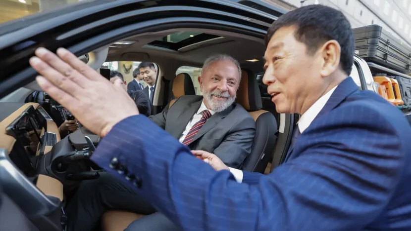 Chineses vão investir R$ 27 bi no Brasil para produzir combustível de aviação a carros