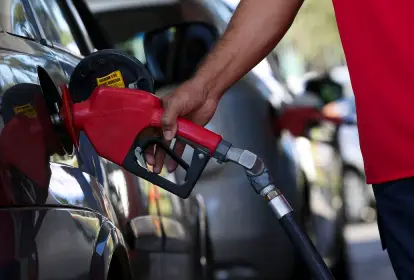 Com corte da Petrobras, preço da gasolina nos postos pode cair até R$ 0,12; entenda