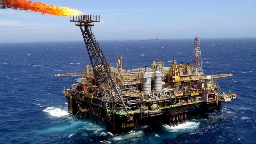 Governo estuda pacote de R$ 35 bilhões no setor de petróleo para compensar arrecadação com IOF