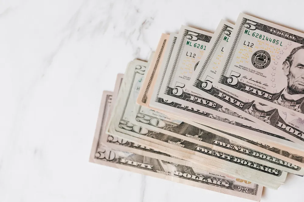 Dólar opera em queda, em dia de ‘Superquarta’ e após Trump subir tom contra o Irã