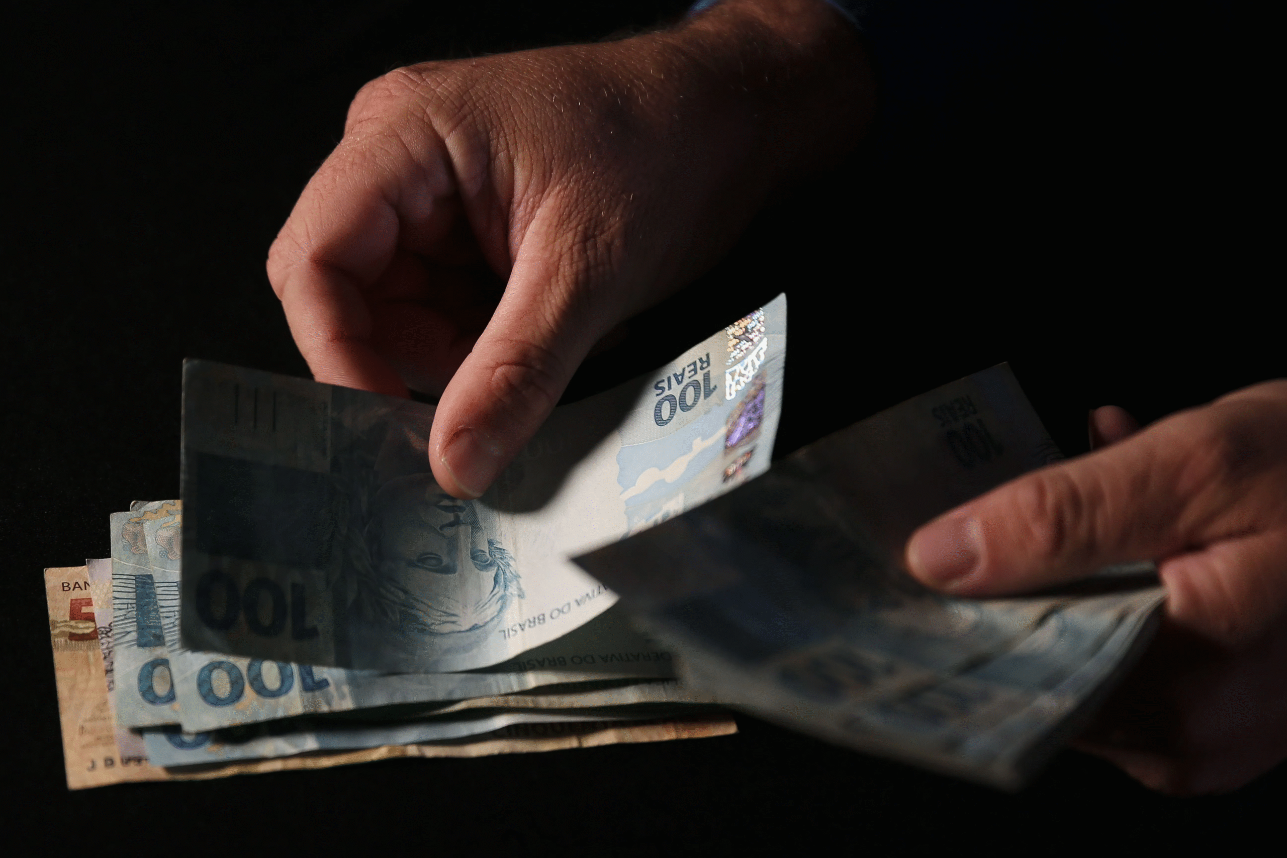 Brasil tem 433 mil “dólar-milionários” e lidera ranking na América Latina, aponta UBS