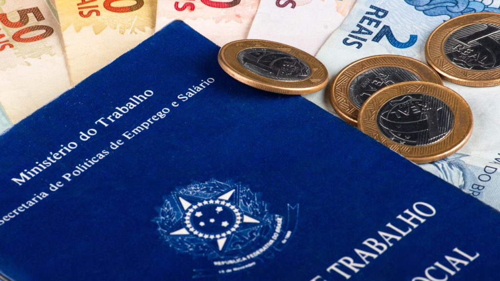 Brasileiros vão trabalhar mais de 5 meses só para pagar impostos