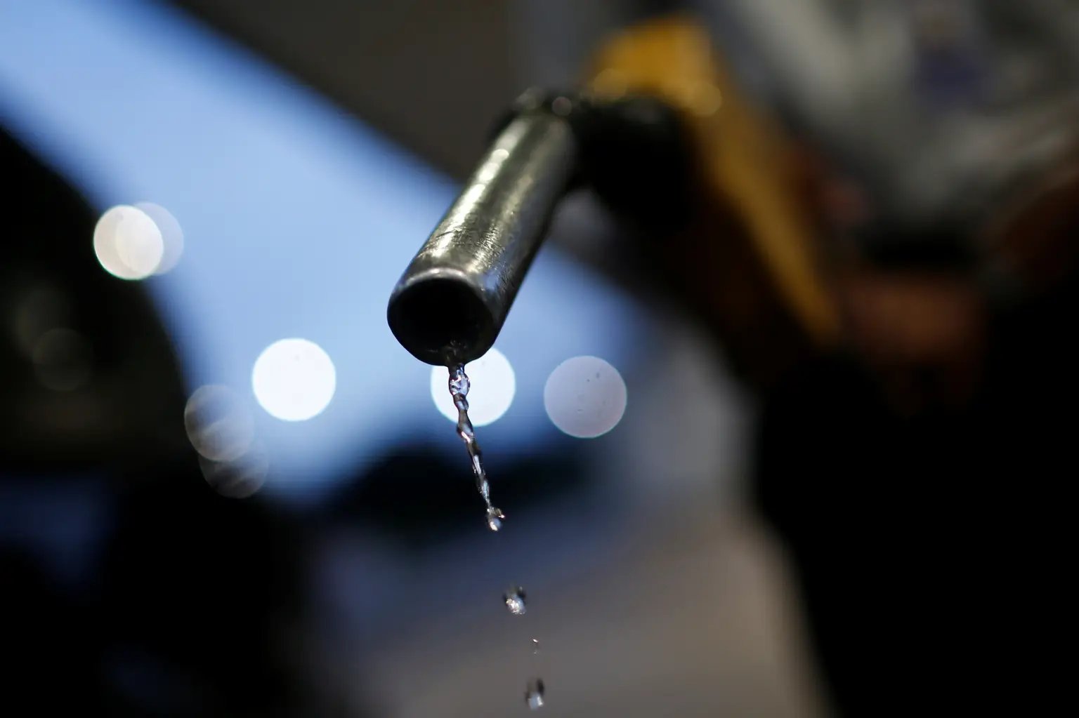 Governo deve aumentar mistura do etanol na gasolina; veja impacto na bomba