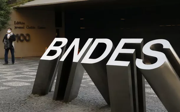 BNDES Retoma Investimentos Estratégicos, Impulsionando a Indústria Brasileira