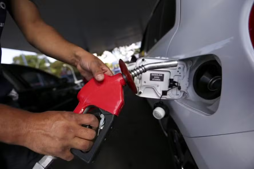Governo aprova aumento de etanol nos combustíveis; mistura pode afetar motor do carro?