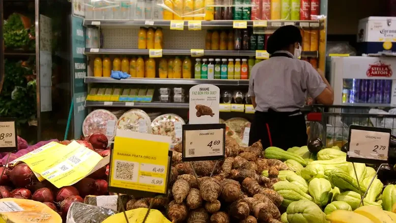 Supermercados têm falta de trabalhadores e recorrem ao Exército para preencher vagas