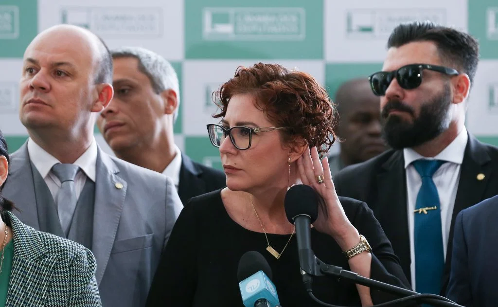 O que é a difusão vermelha, na qual a Interpol incluiu Carla Zambelli
