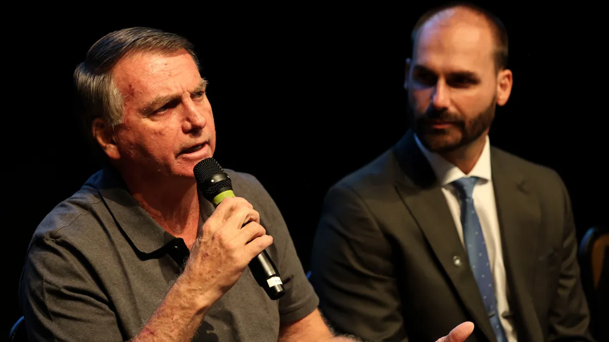 Bolsonaro chega à PF para prestar depoimento em investigação sobre atuação de Eduardo nos EUA