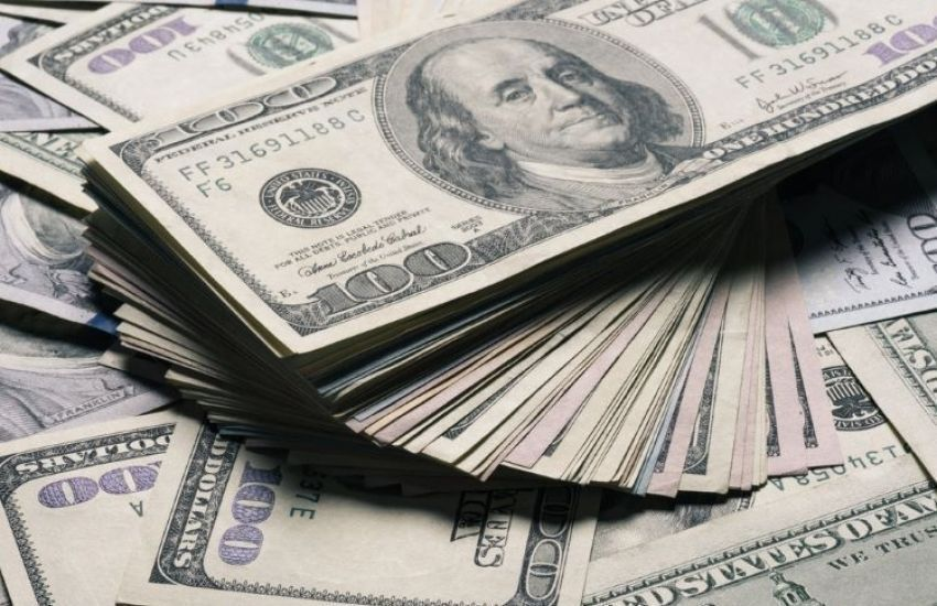 Dólar cai mais de 1%, abaixo de R$ 5,60 …