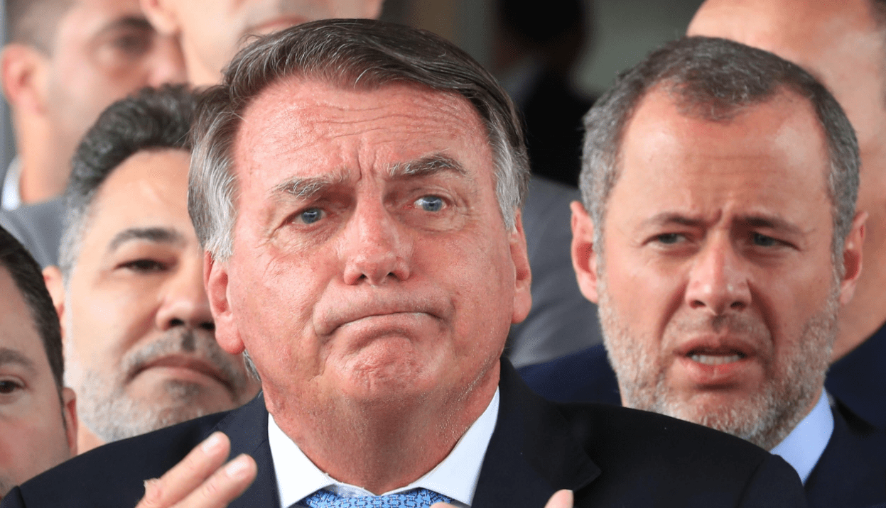 Interrogatório de réus por plano golpista terá Bolsonaro sentado ao lado de Cid em sala com adaptações.