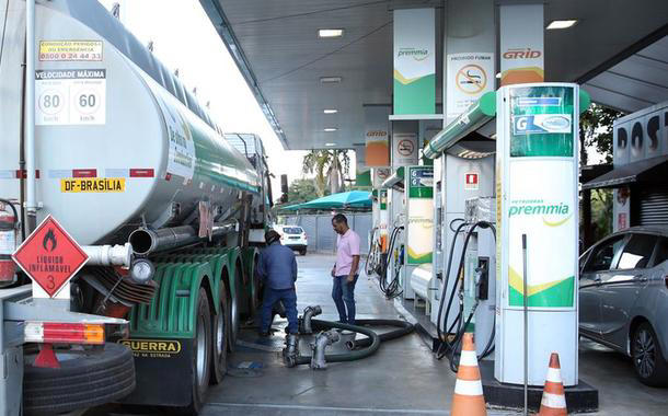 Preço da gasolina cai menos que o esperado e repasse ao consumidor ainda é tímido