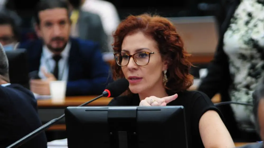 Itália não pode fazer operação policial para prender Carla Zambelli, reconhece embaixador