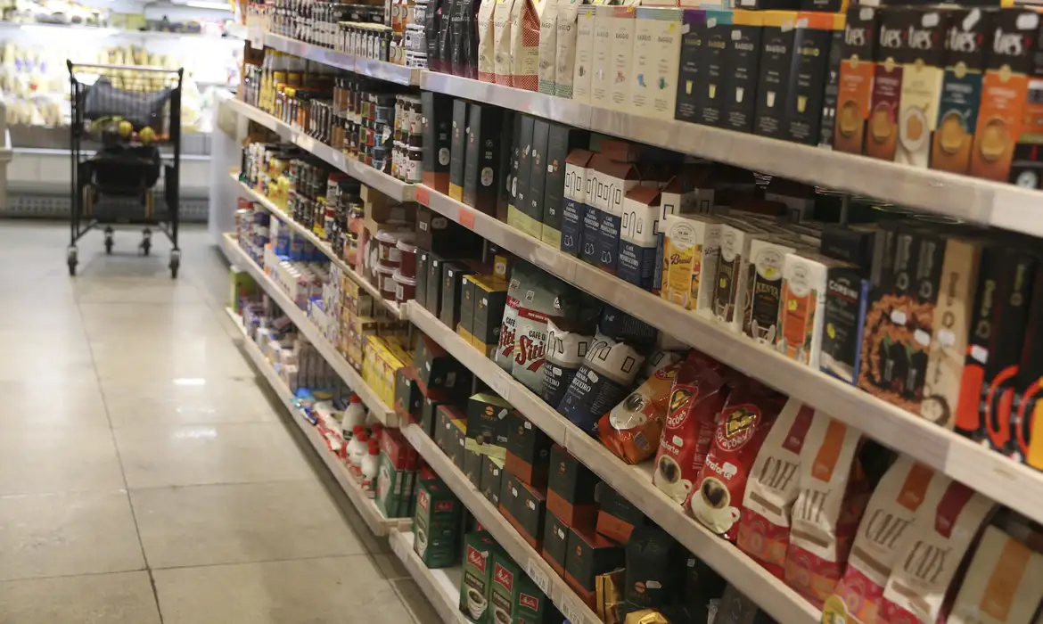 Comércio tem queda de 0,4% em abril, depois de três altas
