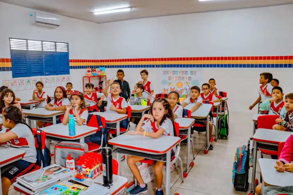 Proposta do Governo Inclui Pé-de-Meia no Piso da Educação: Análise Aponta Perdas Bilionárias em Outras Políticas Públicas