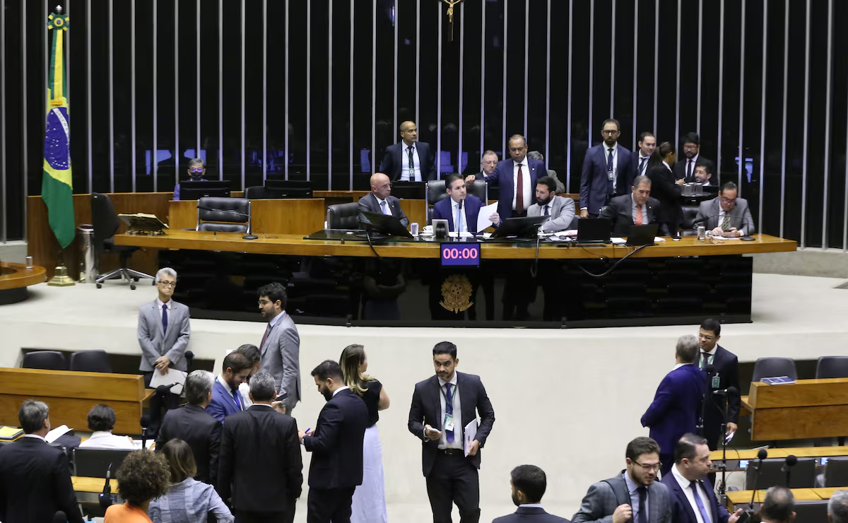 Câmara propõe liberar acúmulo de aposentadoria e salário para deputados; entenda