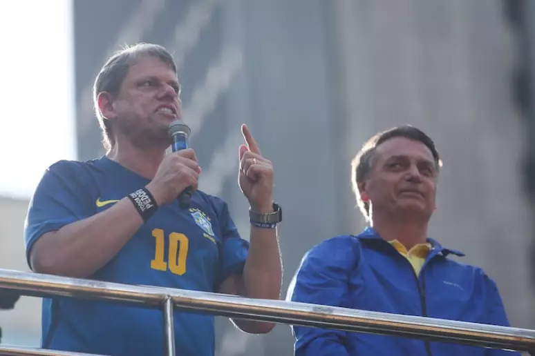 Maioria dos Deputados Apoia Desistência de Bolsonaro à Presidência