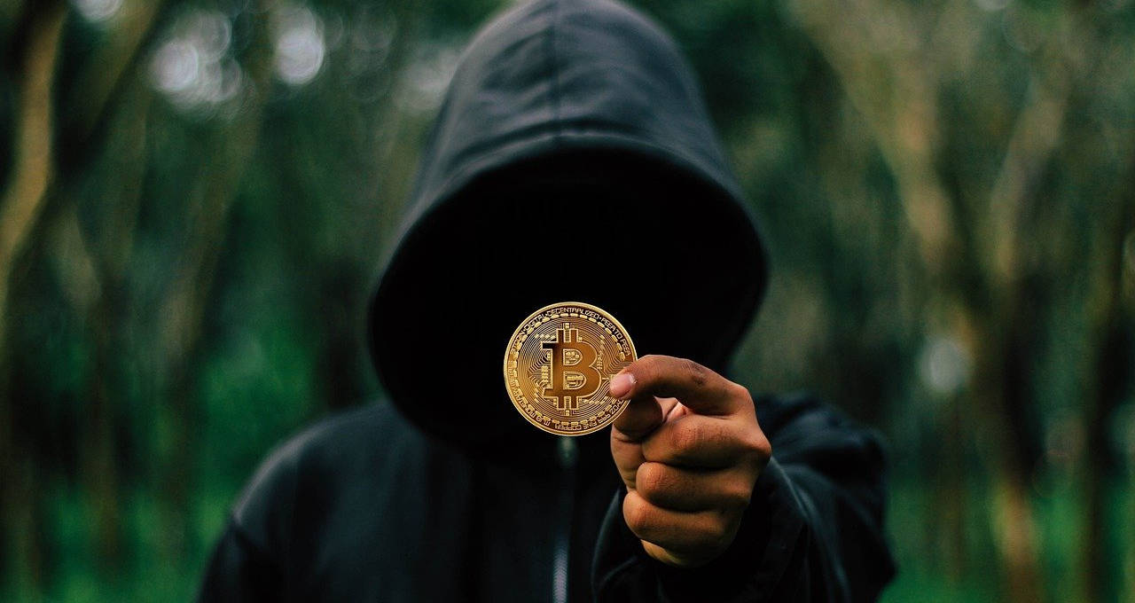 Hackers Transformam Dinheiro Roubado em Criptomoedas: Investigação em Andamento
