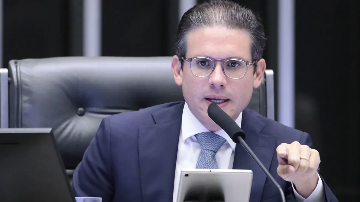 Hugo Motta rejeita indicação de Eduardo Bolsonaro como líder da Minoria na Câmara