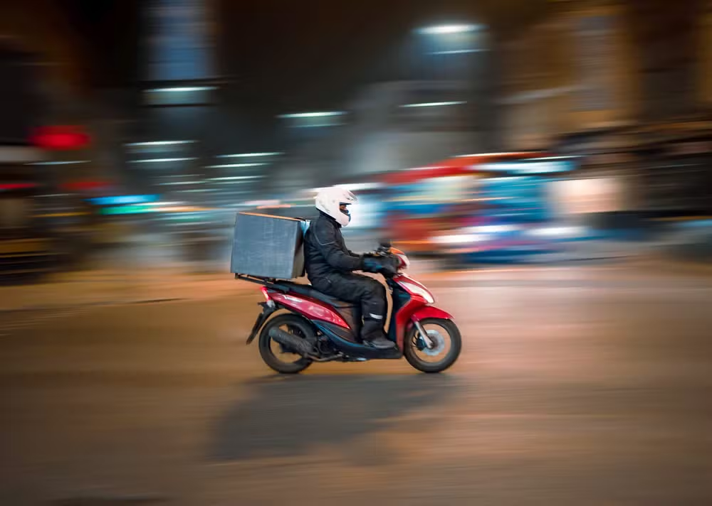 Uber, iFood e outros: estudo mostra que apps seguem sem garantir trabalho justo no Brasil