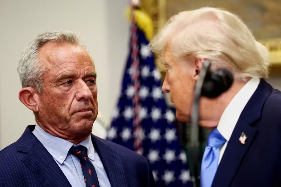 Afirmação de Trump de que Tylenol causa autismo é nova mentira estimulada por Robert F. Kennedy Jr.