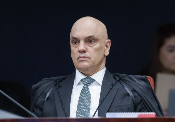 Moraes diz que Eduardo está no exterior para fugir da lei e determina notificação de denúncia por edital