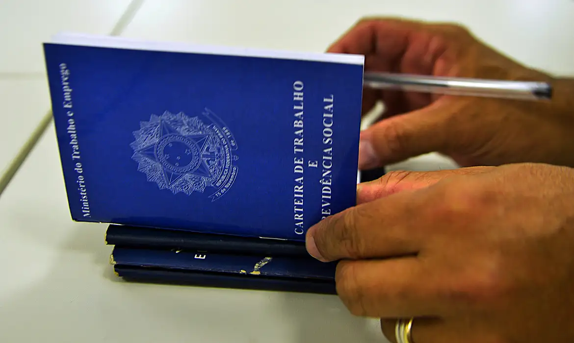 Brasil cria mais de 147 mil empregos com carteira assinada em agosto